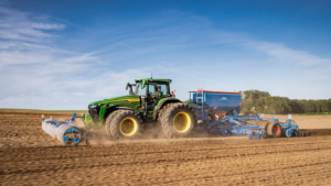 Traktor 8R 340 s sejalnikom