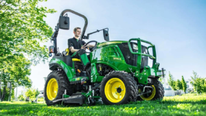 Kompakten večnamenski traktor 2026R
