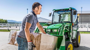 Kompakten večnamenski traktor 2032R