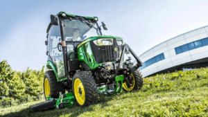 Kompakten večnamenski traktor 2038R