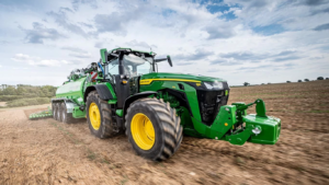 Traktor 8R 410 in rezervoar za gnojevko