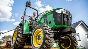 Kompakten večnamenski traktor 3025E