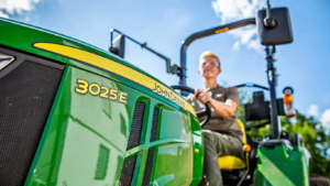 Kompakten večnamenski traktor 3025E