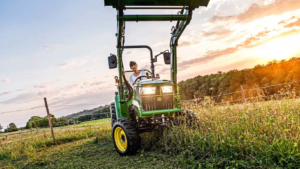 Kompakten večnamenski traktor 3038E