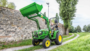 Kompakten večnamenski traktor 3038E