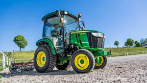 Kompakten večnamenski traktor 3039R