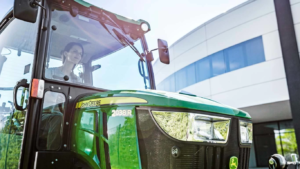 Kompakten večnamenski traktor 2038R