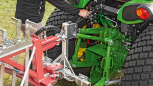 Kompakten večnamenski traktor 4066R