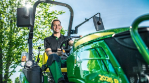 Kompakten večnamenski traktor 2026R