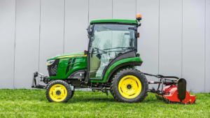 Kompakten večnamenski traktor 2038R