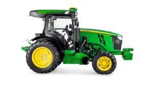 Pogled z desne strani na zelen traktor John Deere 5090EN z rumenimi kolesi in kabino