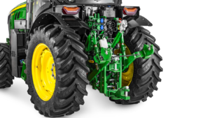 Pogled z leve strani zelenega traktorja John Deere 5105EN, ki prikazuje hidravlične priključek in pnevmatike