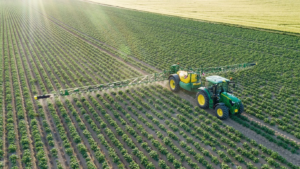 Traktor 6110R s priklopnim škropilnikom R732i