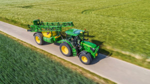 Traktor 6110R s priklopnim škropilnikom R732i na cesti