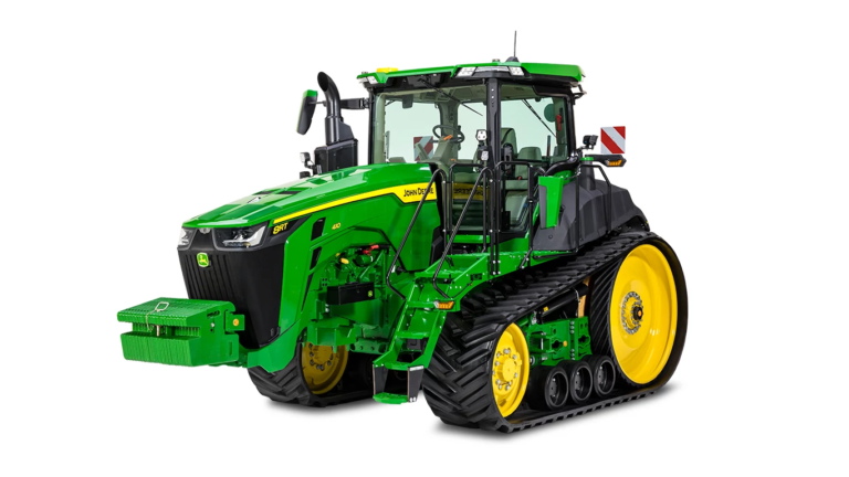 Traktor John Deere 8RT z gosenicami, prikazan s sprednje desne strani na beli podlagi z velikimi zadnjimi kolesi, sprednjim blokom uteži in popolnoma zaprto kabino