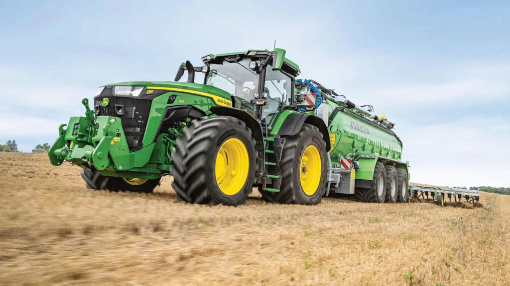 Traktor serije 8R 410 na velikih kolesih z avtomatizacijo priključka