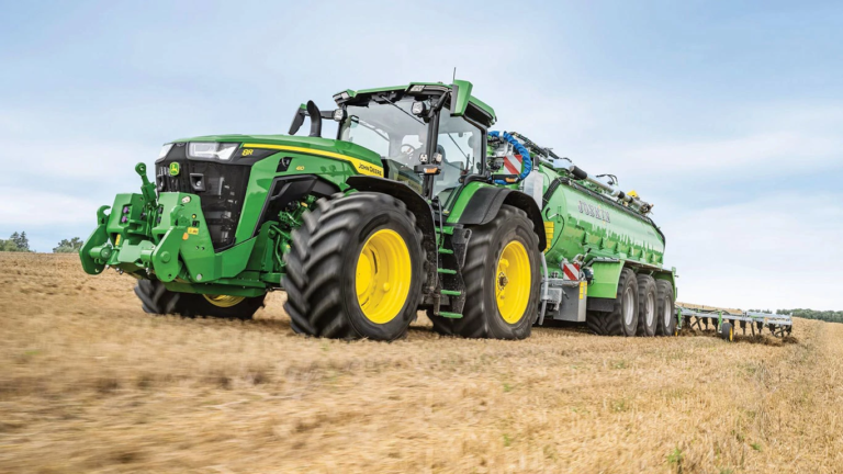 Traktor serije 8R 410 na velikih kolesih z avtomatizacijo priključka med delom – pogled s sprednje leve strani