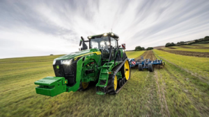 Traktor 8RT 410 in kultivator