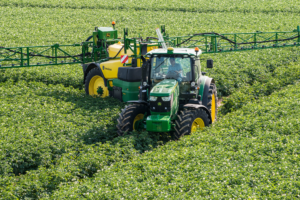 Traktor 6150R s priklopnim škropilnikom M962i