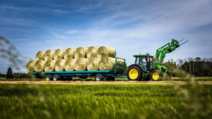 Traktor 5M z vilicami za bale in prikolico