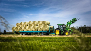 Traktor 5M z vilicami za bale in prikolico