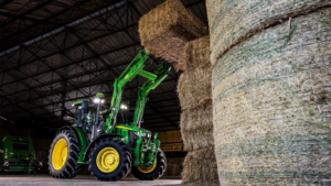 Traktor 5105M z balami