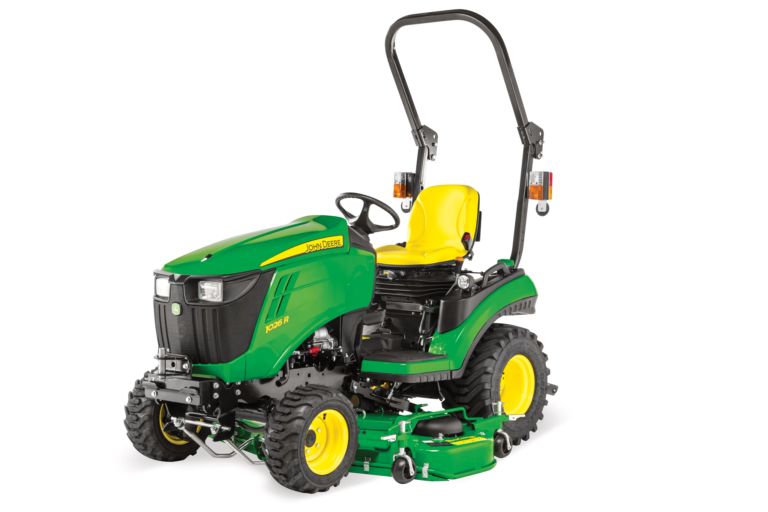 Kompakten večnamenski traktor 1026R – pogled od spredaj levo