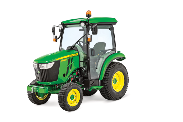 Kompakten traktor John Deere 3046R s kabino, prikazan s sprednjega levega kota na belem ozadju