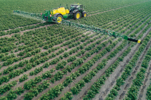 Traktor 6130R s priklopnim škropilnikom R740i