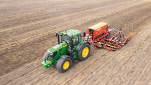 Traktor 6R 215 in sadilnik Vaederstad