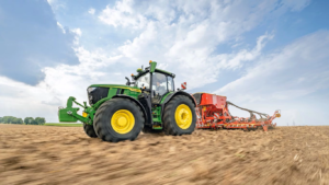Traktor 6R 215 in sadilnik Vaederstad