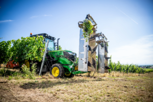Traktor 5115GV z rezalnikom listja