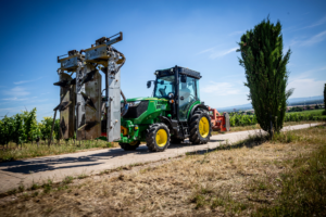 Traktor 5115GV z rezalnikom listja