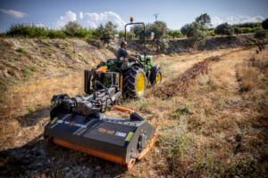 Traktor 5090GL z mulčerjem