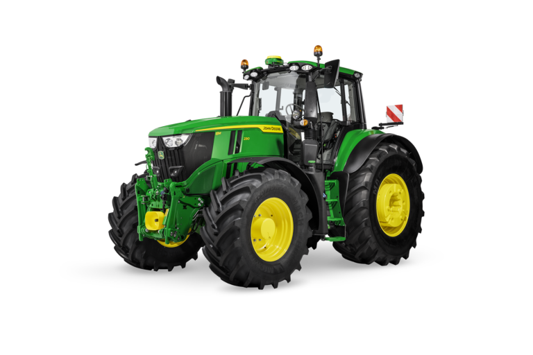 Traktor John Deere 6M 230 na belem ozadju s tričetrtinskim pogledom spredaj in velikimi kmetijskimi pnevmatikami