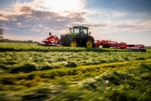 Traktor 7R 350 s kosilno enoto