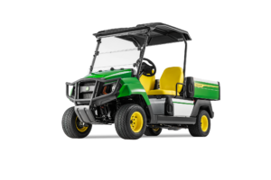 Pogled s sprednje leve strani na večnamensko vozilo John Deere Gator GS z bencinskim motorjem, z močnim odbijačem in velikim kesonom.