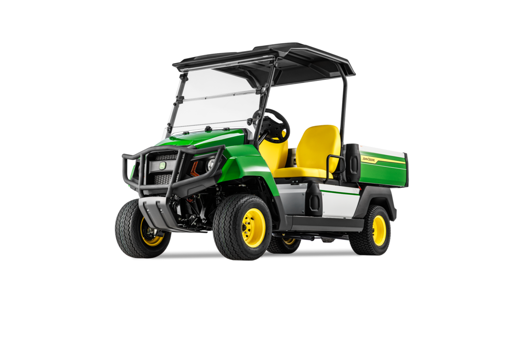 Pogled s sprednje leve stani na vozilo John Deere Gator GS z električnim motorjem, ki poudarja rešetko, žaromete in rumene sedeže.