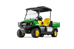 Pogled s sprednje leve stani na vozilo John Deere Gator GS z električnim motorjem, ki poudarja rešetko, žaromete in rumene sedeže.