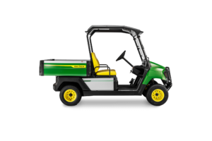 Pogled s sprednje desne strani na zeleno električno večnamensko vozilo John Deere Gator GS z rumenimi kolesi in črno streho na belem ozadju.