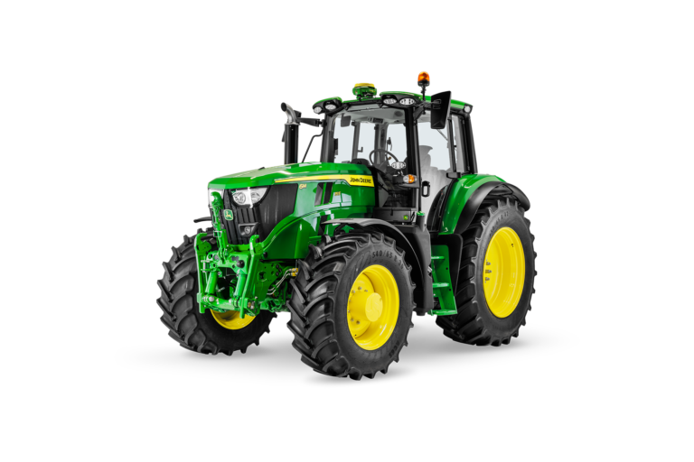 Traktor John Deere 6M 155 je na belem ozadju izoliran z močno držo in širokimi pnevmatikami