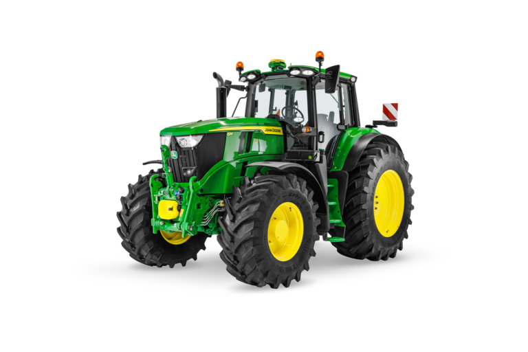 Traktor John Deere 6M 200 je izoliran na belem ozadju in poudarja zmogljivost kmetije z visoko močjo