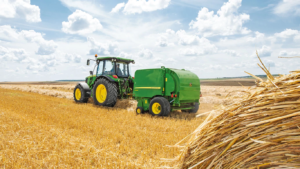 Traktor deluje na polju