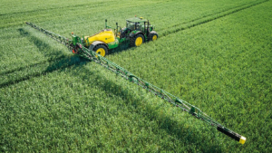 Traktor s priklopnim škropilnikom R700