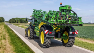 Traktor s priklopnim škropilnikom R900i