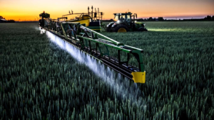 Traktor s priklopnim škropilnikom R900 na polju