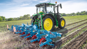 Kompaktni večnamenski traktor 6R 140 in priključek s sistemom vodenja